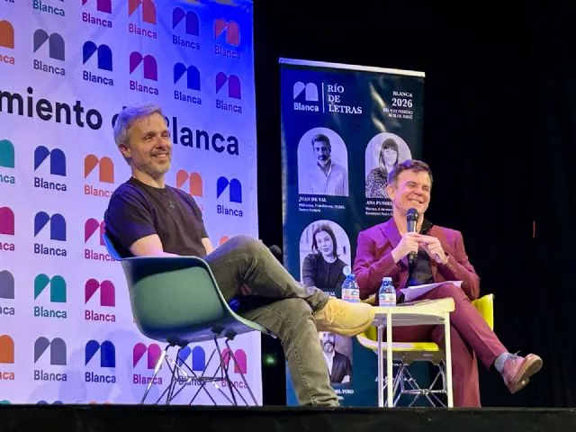 Juan Gómez-Jurado durante su encuentro con lectores en el Teatro Victoria de Blanca במסגרת del ciclo Río de Letras