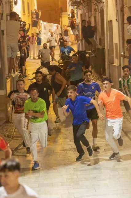 Corredores durante el primer encierro nocturno de las Fiestas Patronales de Blanca 2026