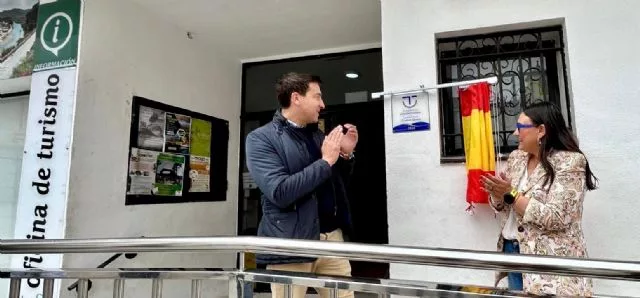 Descubrimiento de la placa del distintivo SICTED en la Oficina de Turismo de Blanca