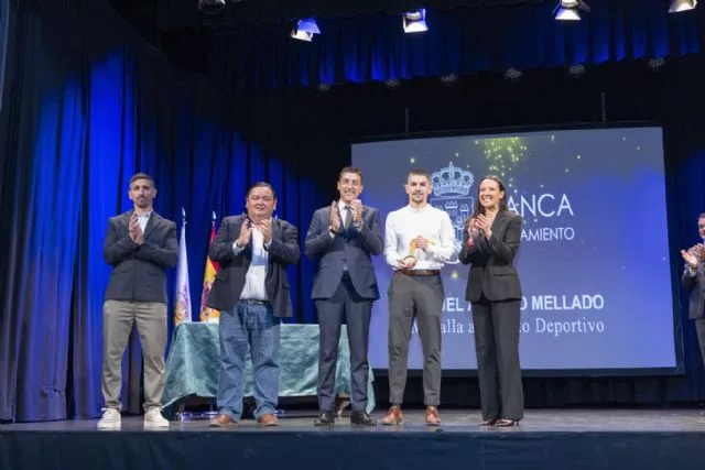 Miguel Ángel Cano Mellado recibe la Medalla al Mérito Deportivo del Ayuntamiento de Blanca