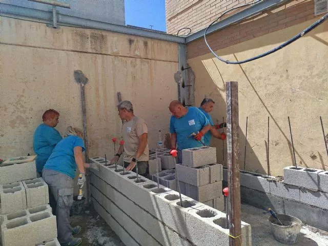 Trabajos de adaptación de los corrales de la Plaza de Toros de Blanca para construir chiqueros de obra