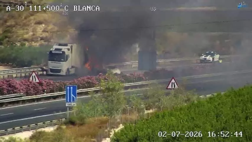 Un camión arde en la A-30 a la altura de Blanca, en sentido Albacete