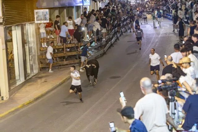 El primer encierro nocturno por Gran Vía de la historia de Blanca concluye sin incidentes y se convierte en el más multitudinario de las Fiestas Patronales de Blanca 2026 - 2, Foto 2