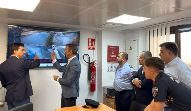 Visita a la comisaría de Policía Local de Blanca, desde donde se supervisa el sistema de videovigilancia